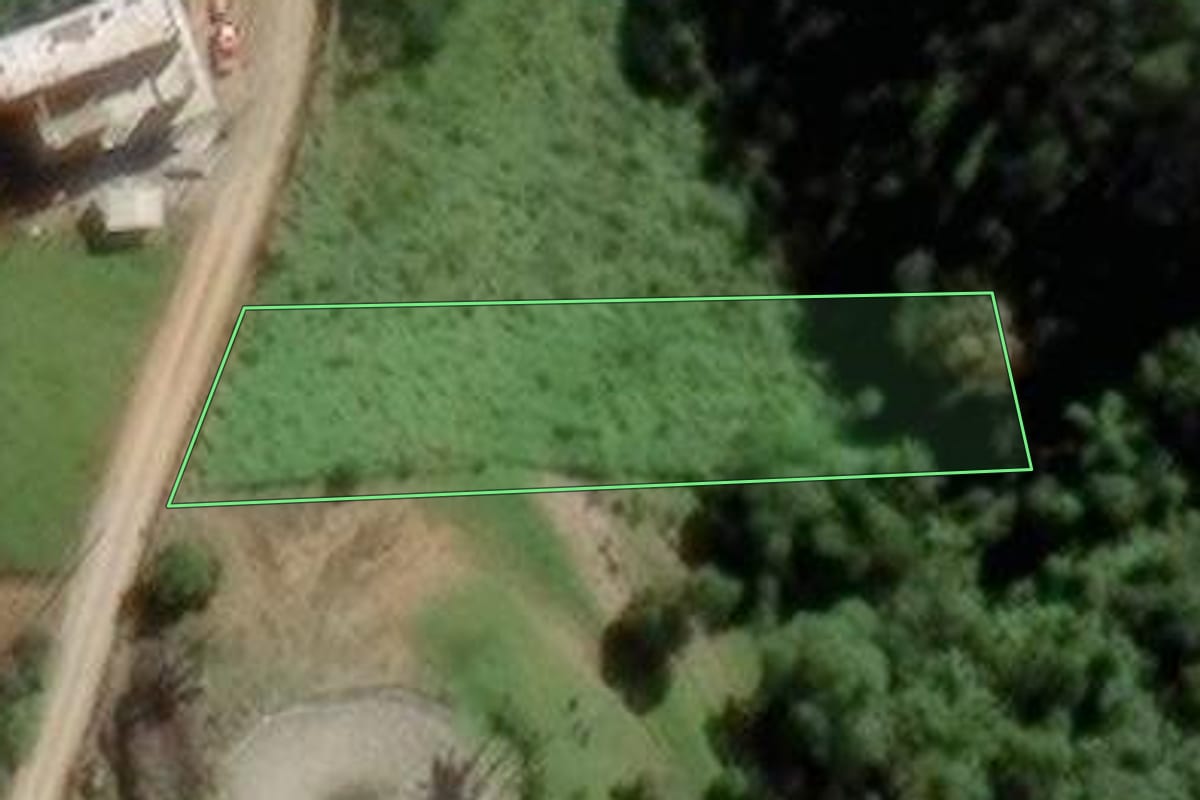 Imagem de satélite do imóvel rural em Biguaçu (SC), com o contorno declarado no CAR desenhado por cima.