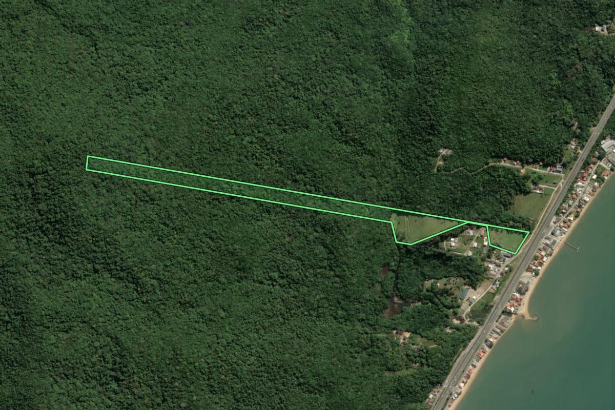 Imagem de satélite do imóvel rural em Biguaçu (SC), com o contorno declarado no CAR desenhado por cima.