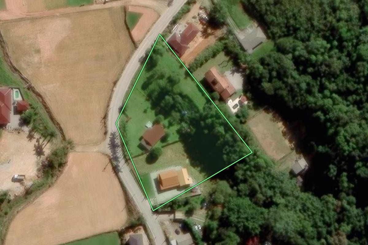 Imagem de satélite do imóvel rural em Biguaçu (SC), com o contorno declarado no CAR desenhado por cima.
