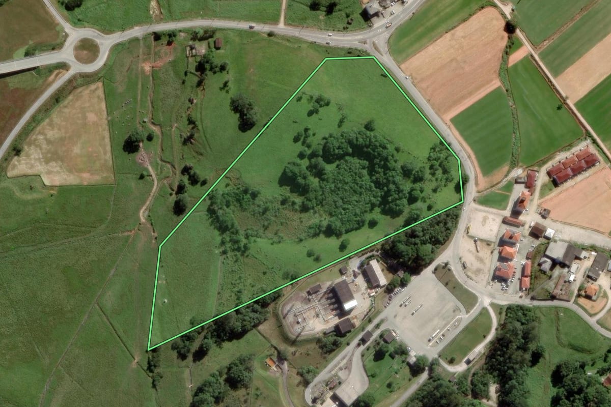 Imagem de satélite do imóvel rural em Biguaçu (SC), com o contorno declarado no CAR desenhado por cima.