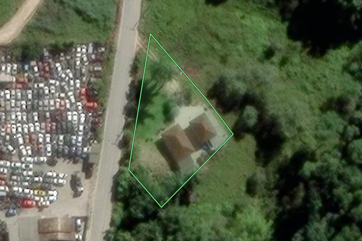 Imagem de satélite do imóvel rural em Biguaçu (SC), com o contorno declarado no CAR desenhado por cima.