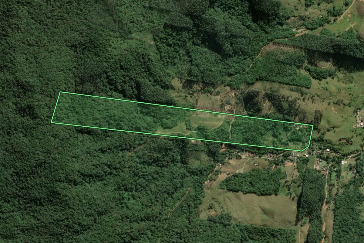 Imagem de satélite do imóvel rural em Biguaçu (SC), com o contorno declarado no CAR desenhado por cima.