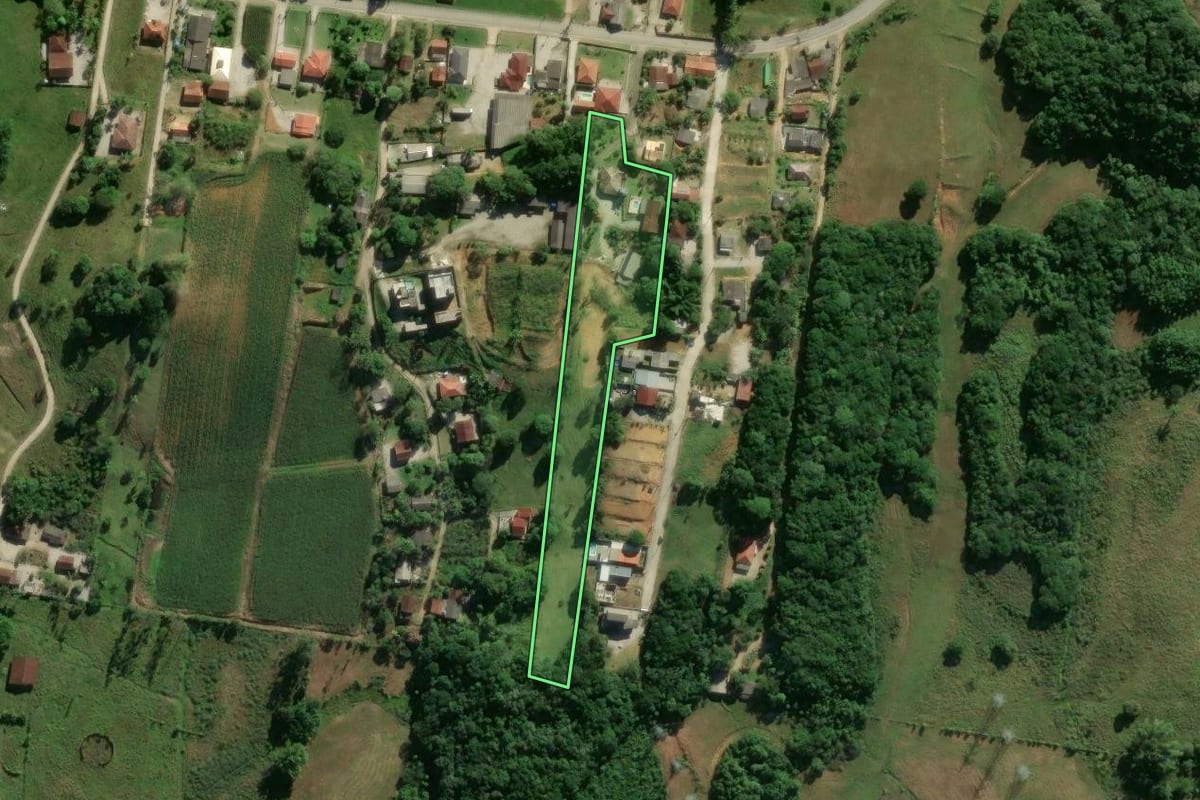 Imagem de satélite do imóvel rural em Biguaçu (SC), com o contorno declarado no CAR desenhado por cima.