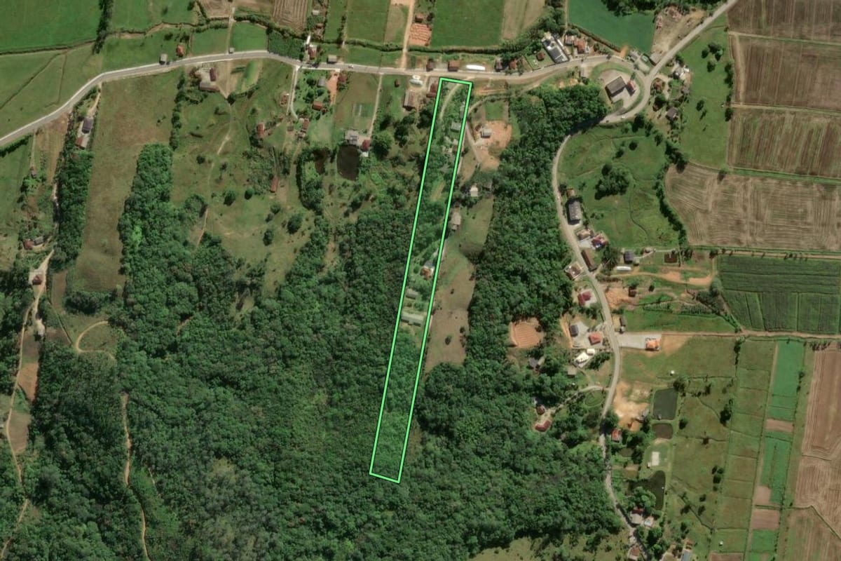 Imagem de satélite do imóvel rural em Biguaçu (SC), com o contorno declarado no CAR desenhado por cima.