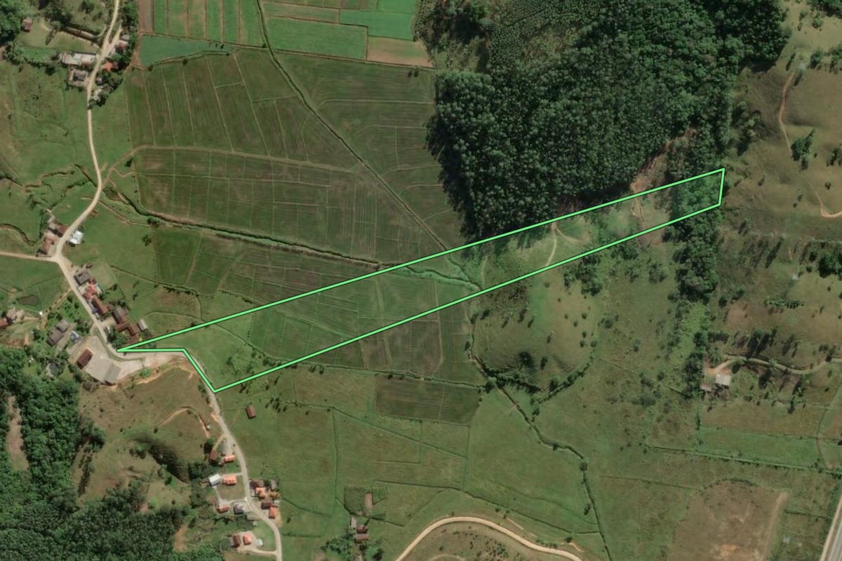 Imagem de satélite do imóvel rural em Biguaçu (SC), com o contorno declarado no CAR desenhado por cima.