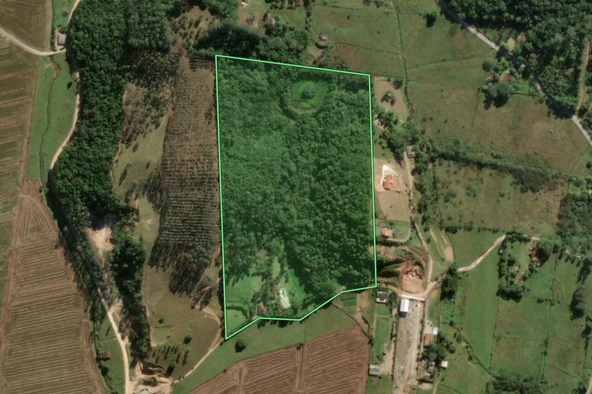 Imagem de satélite do imóvel rural em Biguaçu (SC), com o contorno declarado no CAR desenhado por cima.