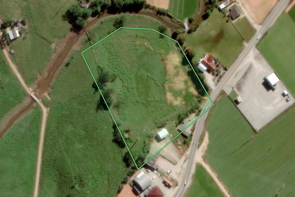 Imagem de satélite do imóvel rural em Biguaçu (SC), com o contorno declarado no CAR desenhado por cima.