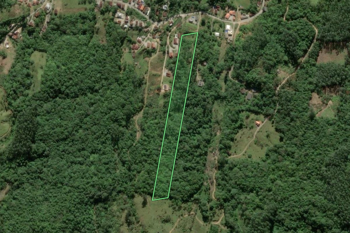Imagem de satélite do imóvel rural em Biguaçu (SC), com o contorno declarado no CAR desenhado por cima.