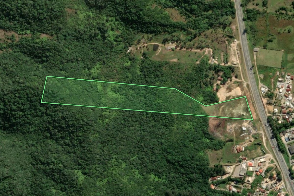 Imagem de satélite do imóvel rural em Biguaçu (SC), com o contorno declarado no CAR desenhado por cima.