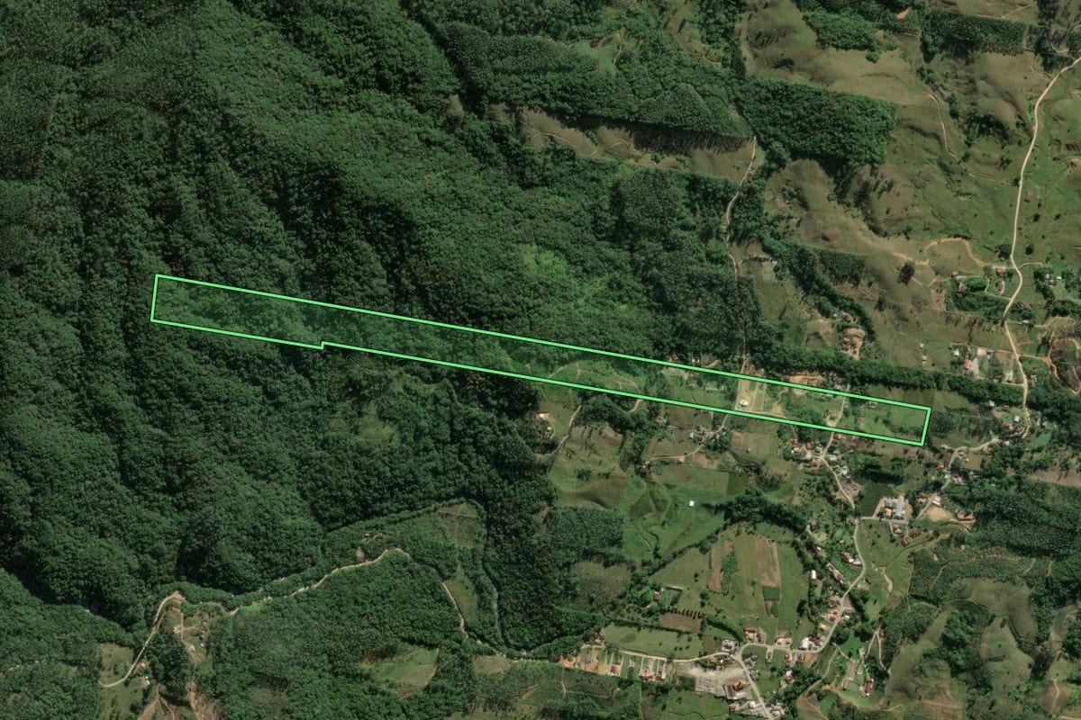 Imagem de satélite do imóvel rural em Biguaçu (SC), com o contorno declarado no CAR desenhado por cima.