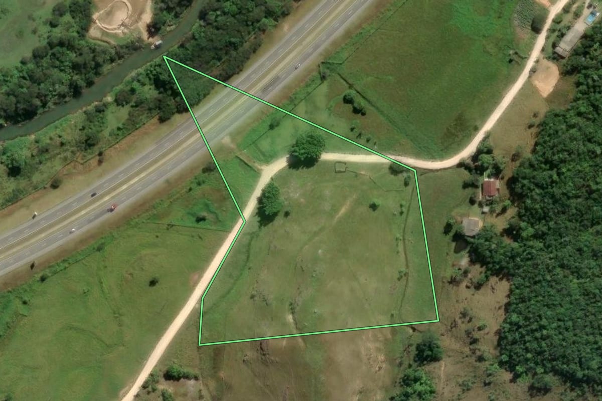 Imagem de satélite do imóvel rural em Biguaçu (SC), com o contorno declarado no CAR desenhado por cima.