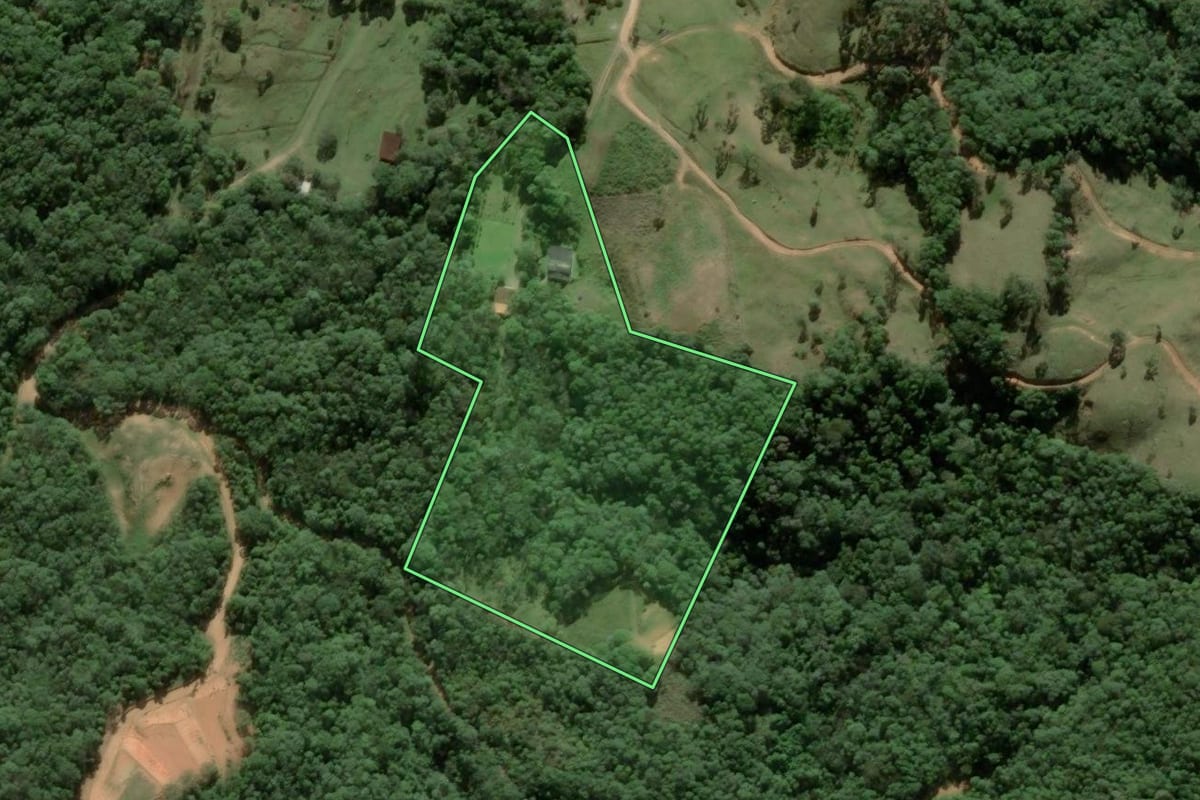 Imagem de satélite do imóvel rural em Biguaçu (SC), com o contorno declarado no CAR desenhado por cima.