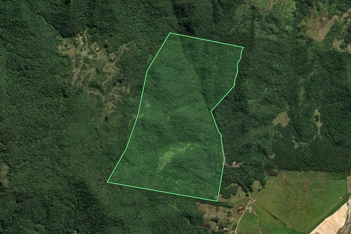 Imagem de satélite do imóvel rural em Biguaçu (SC), com o contorno declarado no CAR desenhado por cima.