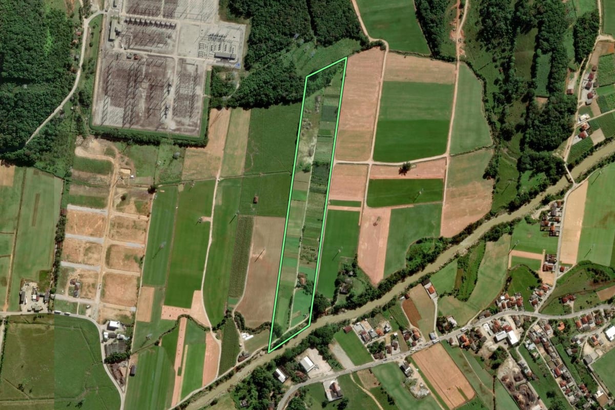 Imagem de satélite do imóvel rural em Biguaçu (SC), com o contorno declarado no CAR desenhado por cima.