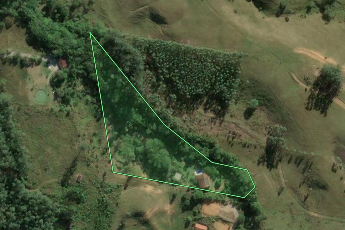 Imagem de satélite do imóvel rural em Biguaçu (SC), com o contorno declarado no CAR desenhado por cima.