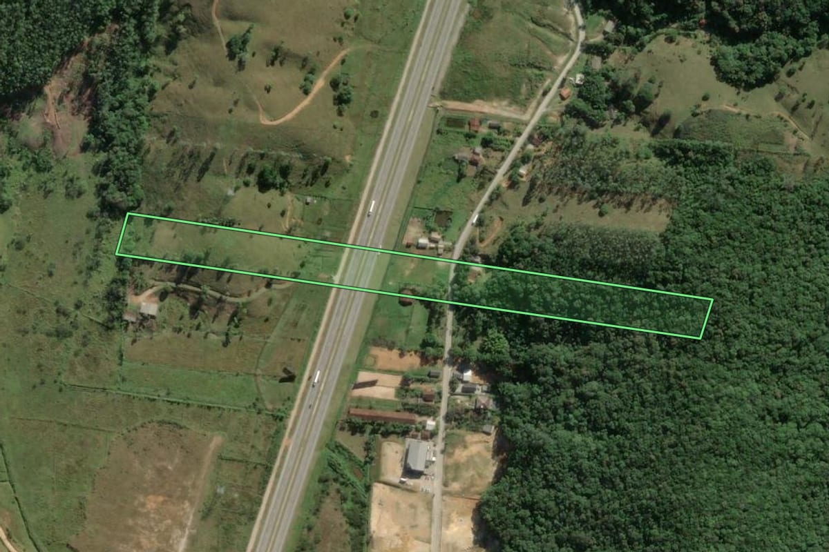 Imagem de satélite do imóvel rural em Biguaçu (SC), com o contorno declarado no CAR desenhado por cima.