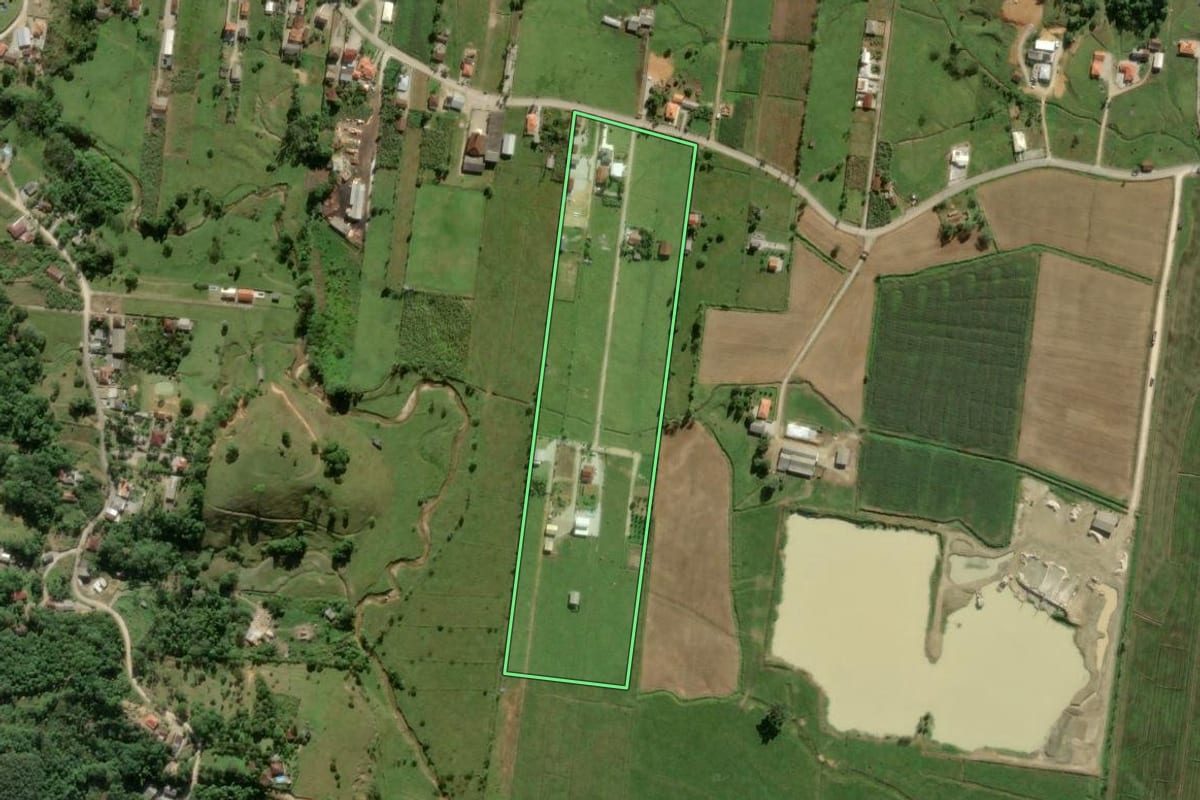 Imagem de satélite do imóvel rural em Biguaçu (SC), com o contorno declarado no CAR desenhado por cima.