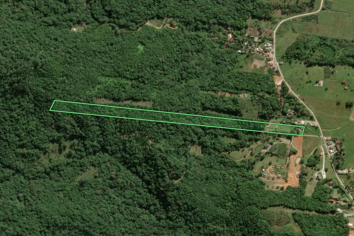 Imagem de satélite do imóvel rural em Biguaçu (SC), com o contorno declarado no CAR desenhado por cima.