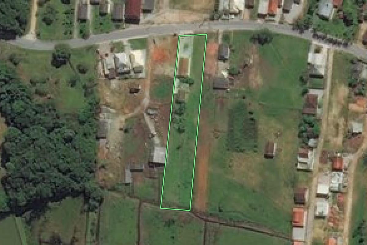 Imagem de satélite do imóvel rural em Biguaçu (SC), com o contorno declarado no CAR desenhado por cima.