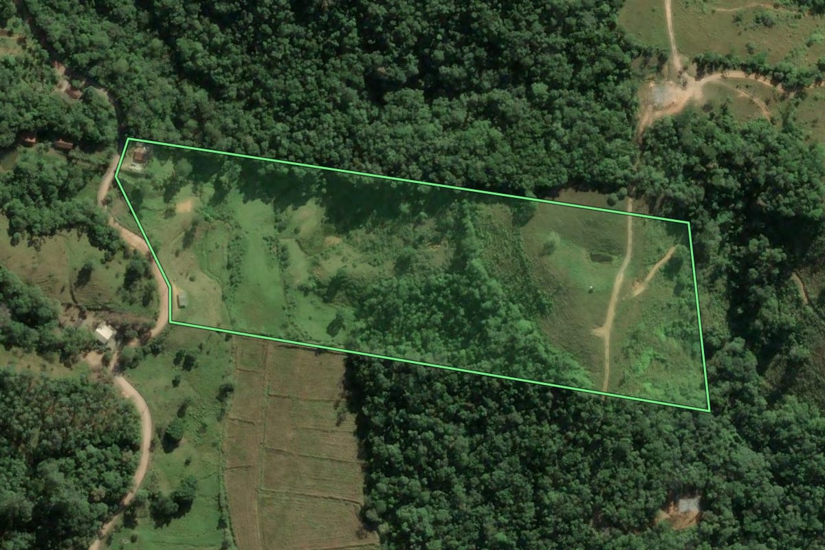 Imagem de satélite do imóvel rural em Biguaçu (SC), com o contorno declarado no CAR desenhado por cima.