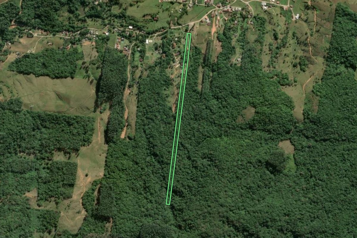 Imagem de satélite do imóvel rural em Biguaçu (SC), com o contorno declarado no CAR desenhado por cima.