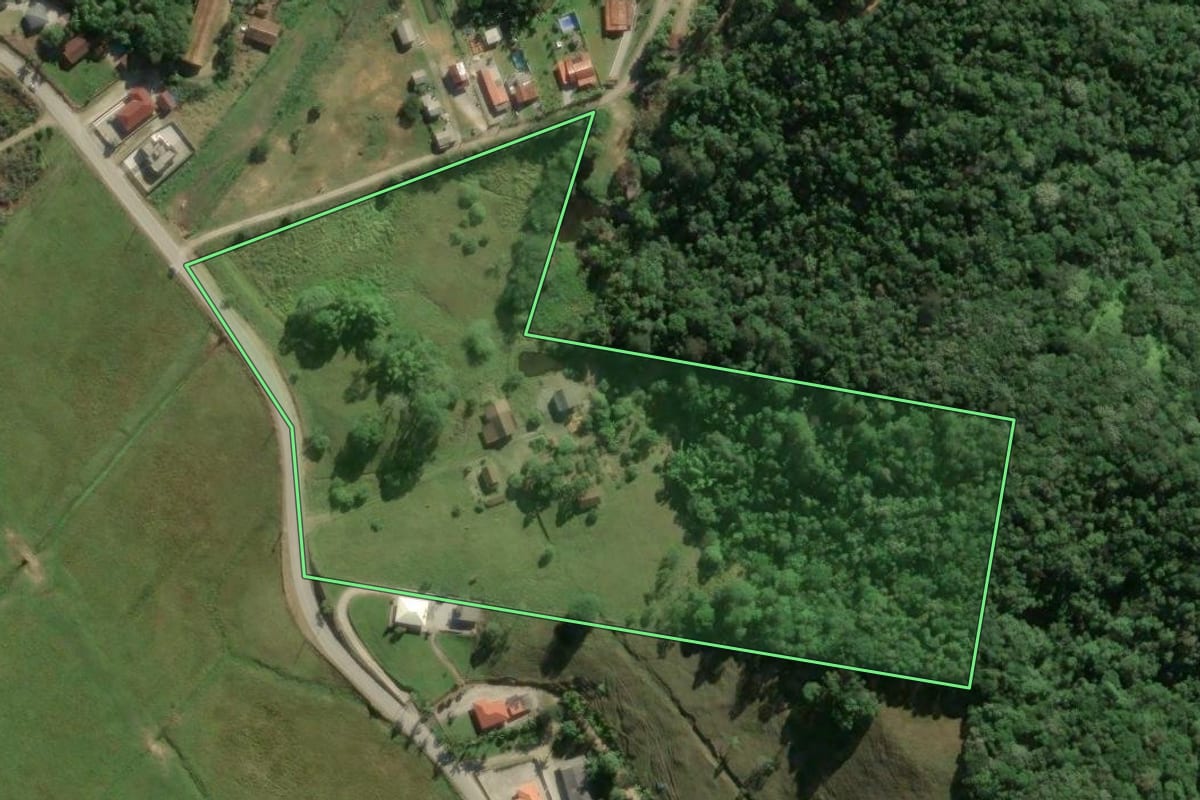 Imagem de satélite do imóvel rural em Biguaçu (SC), com o contorno declarado no CAR desenhado por cima.