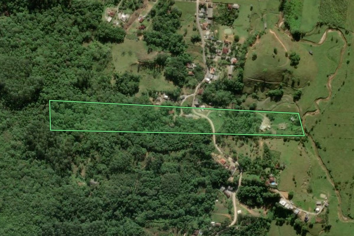Imagem de satélite do imóvel rural em Biguaçu (SC), com o contorno declarado no CAR desenhado por cima.