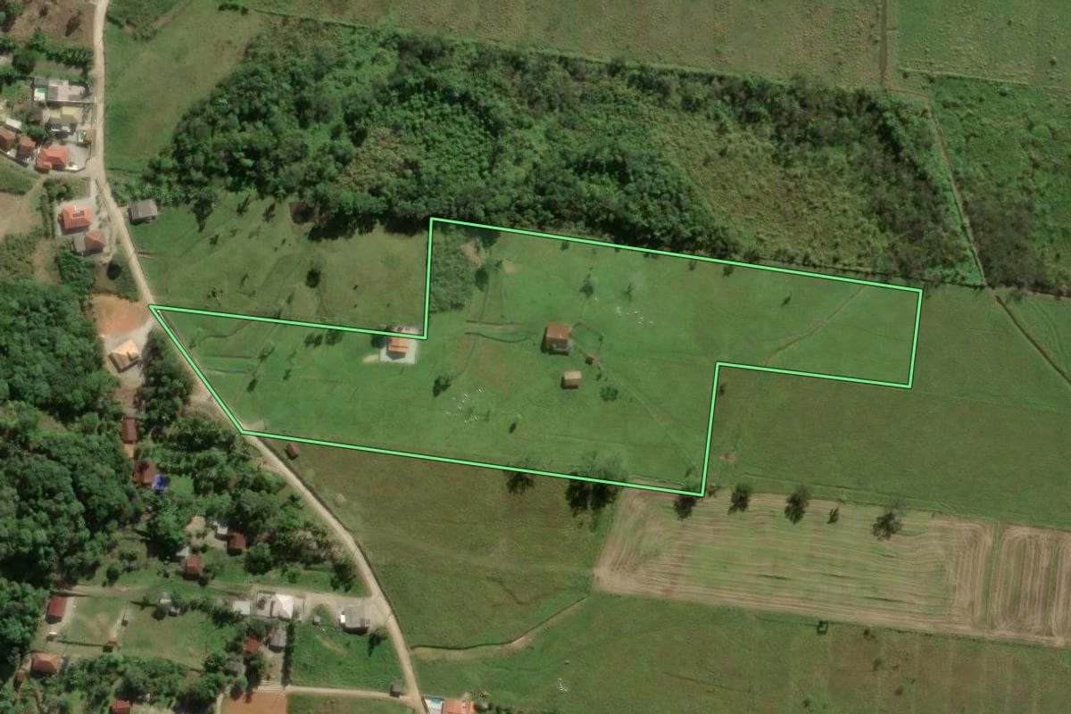 Imagem de satélite do imóvel rural em Biguaçu (SC), com o contorno declarado no CAR desenhado por cima.