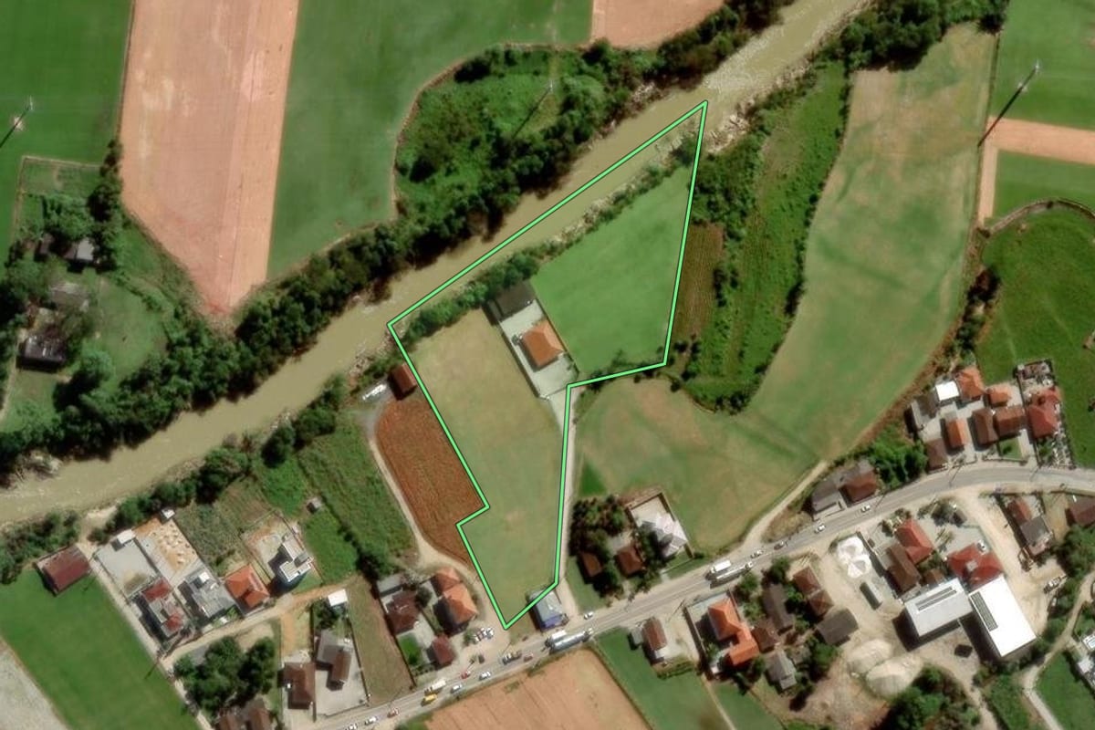 Imagem de satélite do imóvel rural em Biguaçu (SC), com o contorno declarado no CAR desenhado por cima.