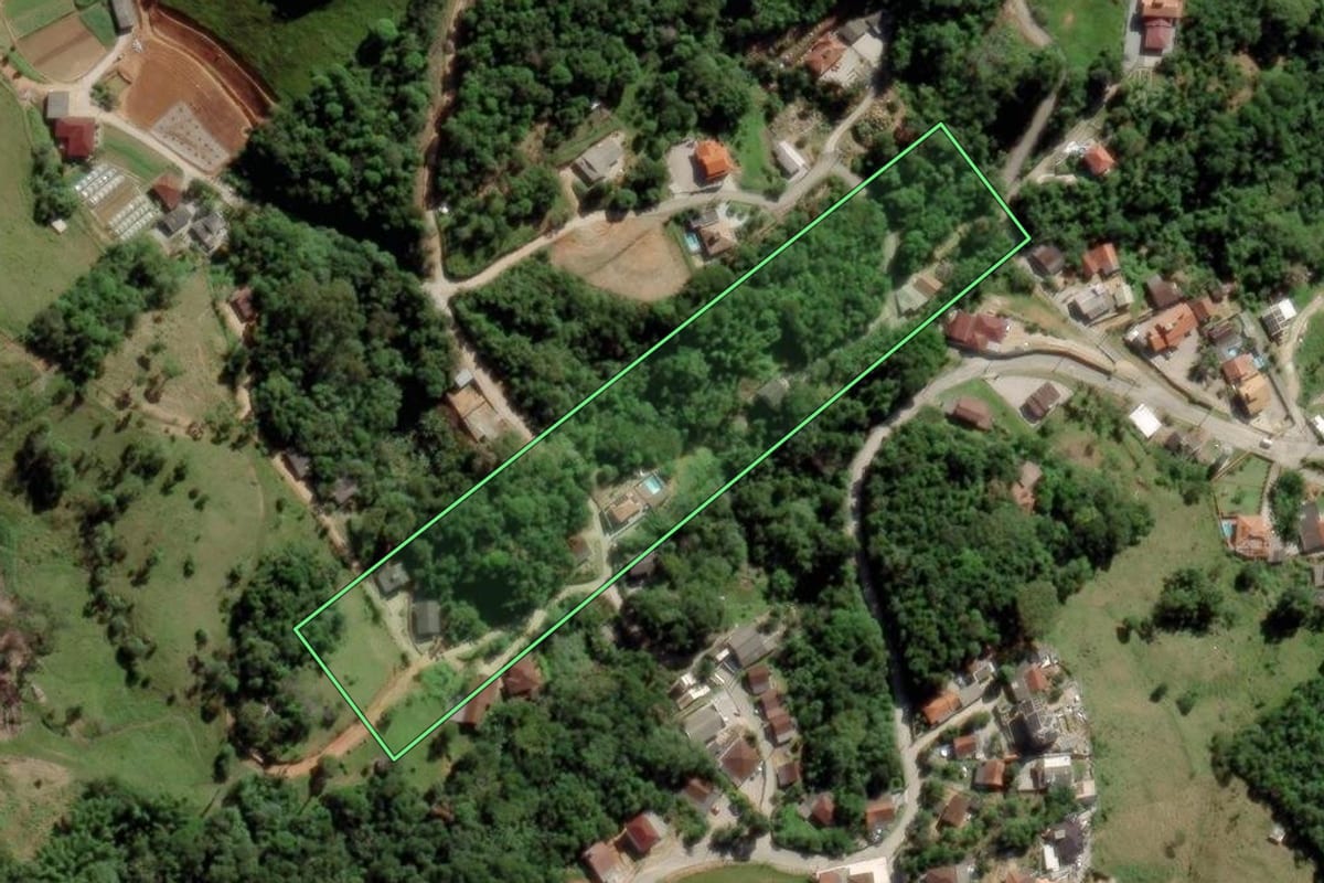 Imagem de satélite do imóvel rural em Biguaçu (SC), com o contorno declarado no CAR desenhado por cima.