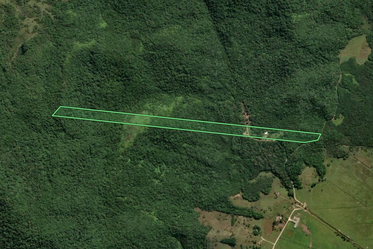 Imagem de satélite do imóvel rural em Biguaçu (SC), com o contorno declarado no CAR desenhado por cima.