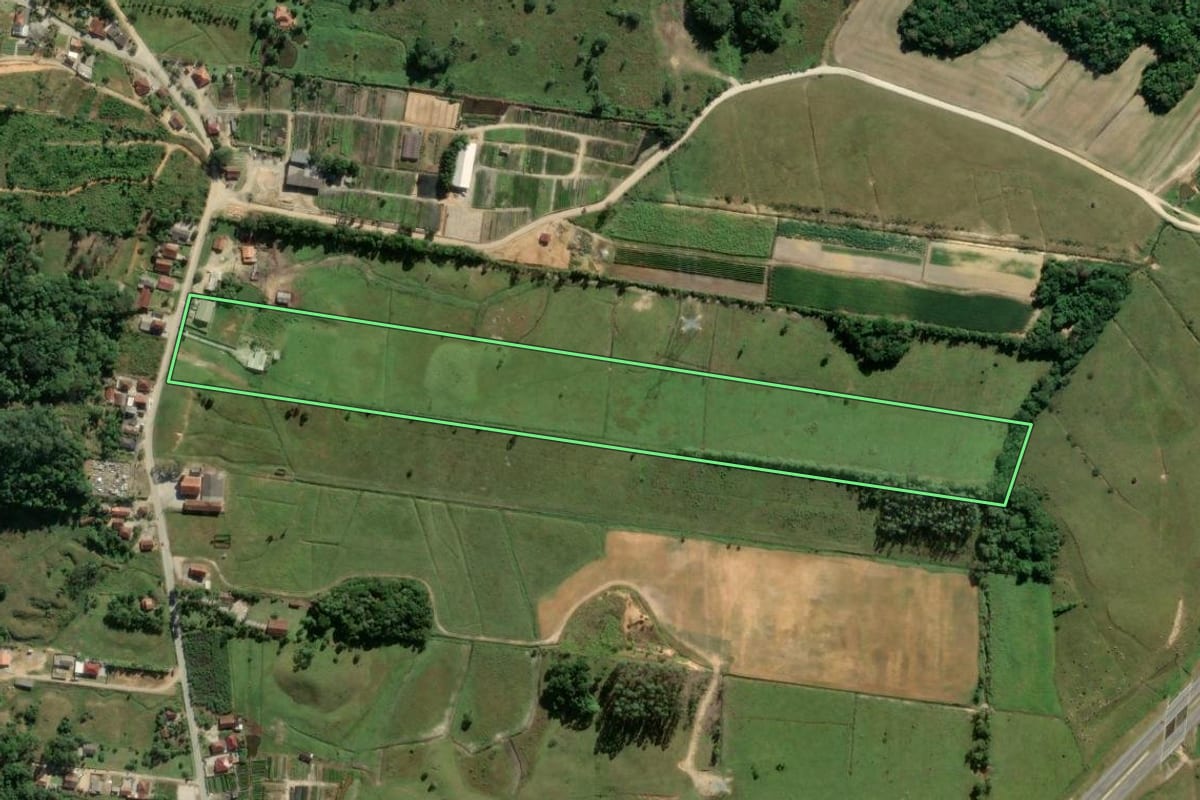 Imagem de satélite do imóvel rural em Biguaçu (SC), com o contorno declarado no CAR desenhado por cima.