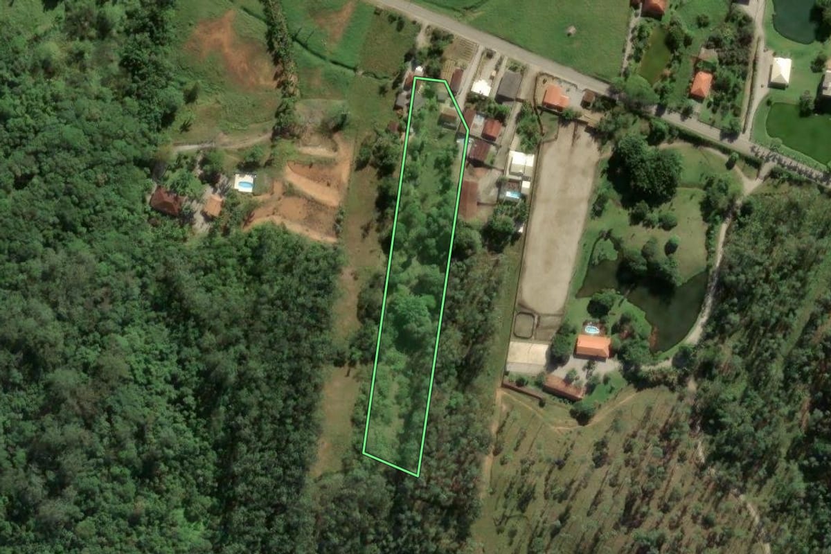 Imagem de satélite do imóvel rural em Biguaçu (SC), com o contorno declarado no CAR desenhado por cima.