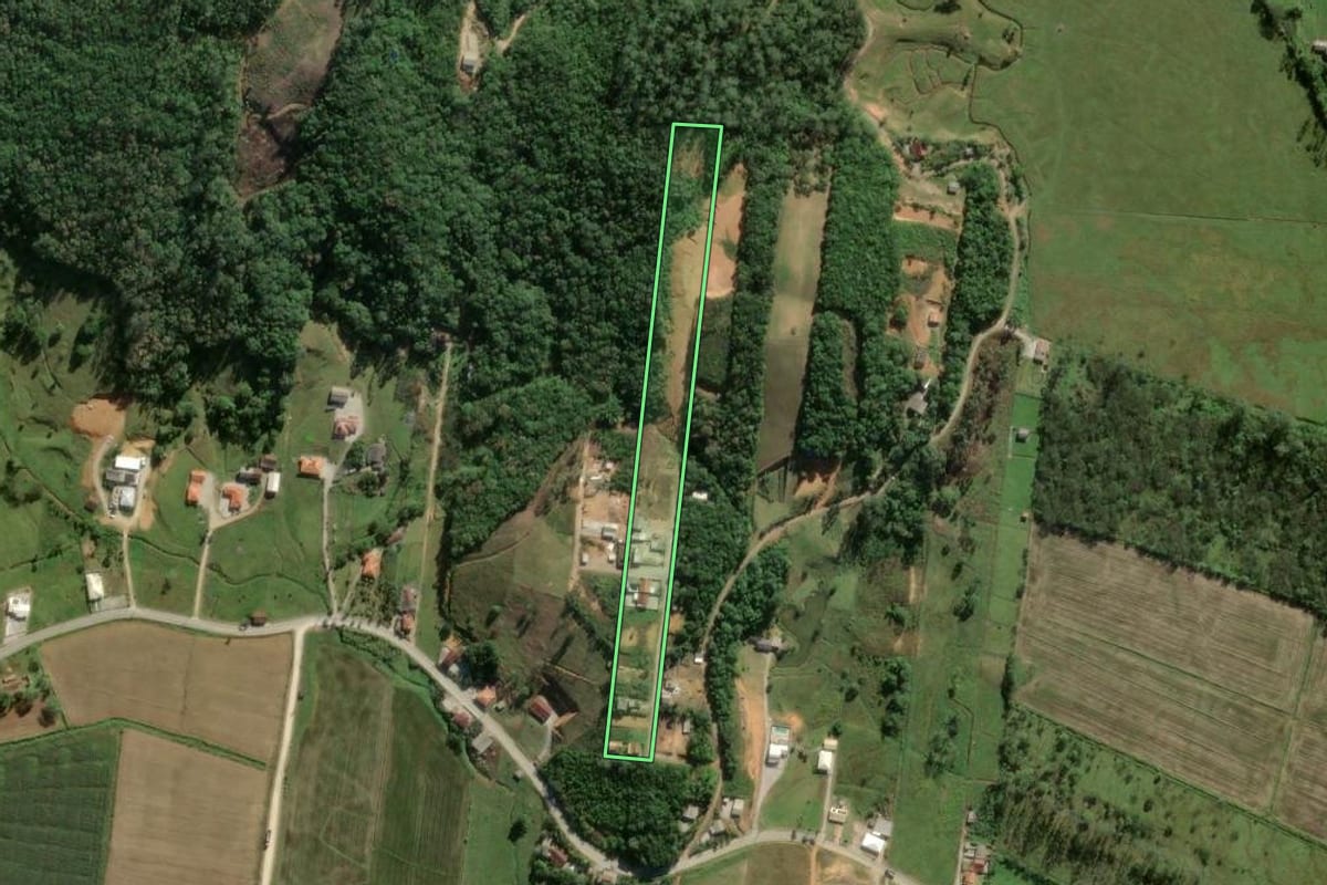 Imagem de satélite do imóvel rural em Biguaçu (SC), com o contorno declarado no CAR desenhado por cima.