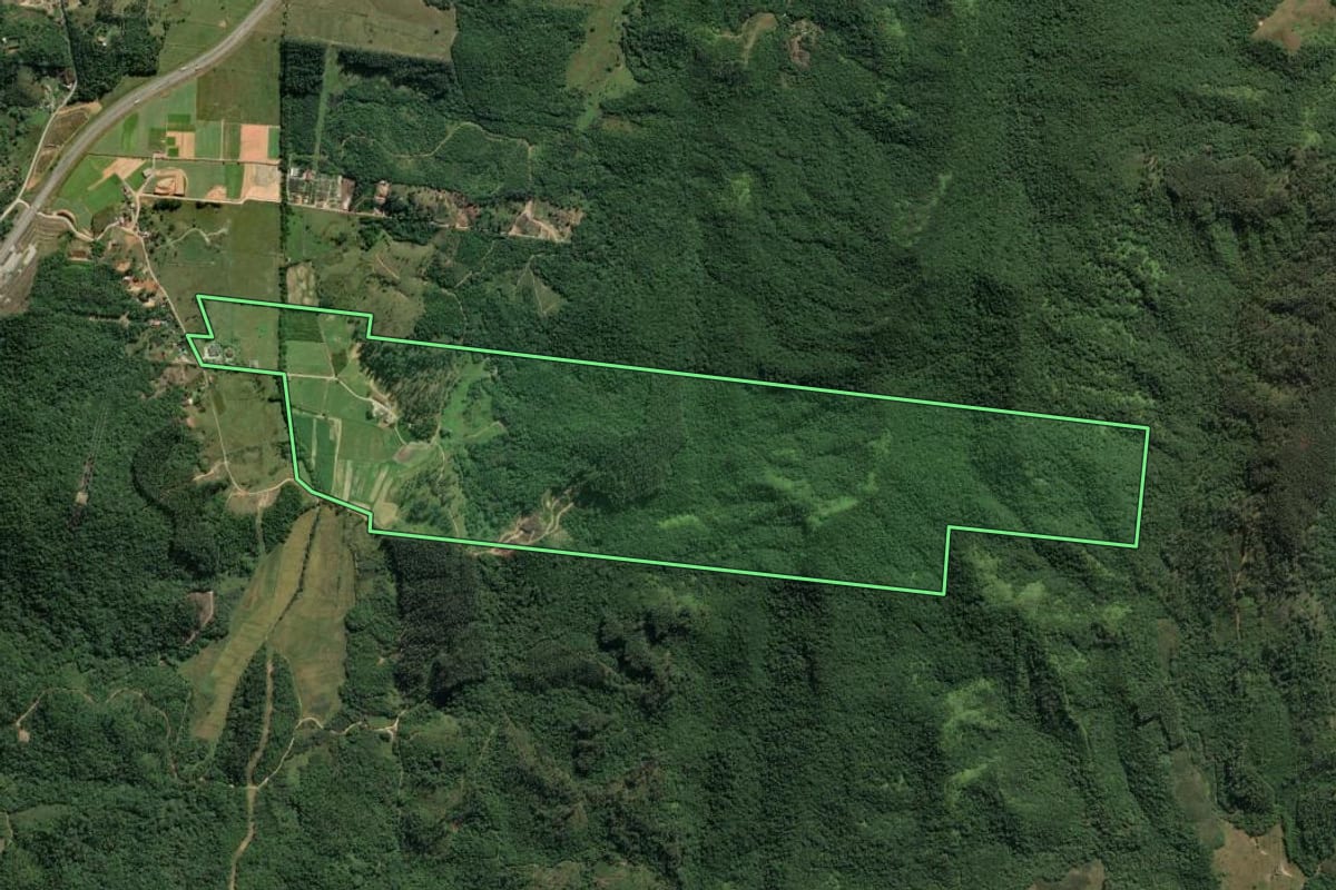 Imagem de satélite do imóvel rural em Biguaçu (SC), com o contorno declarado no CAR desenhado por cima.