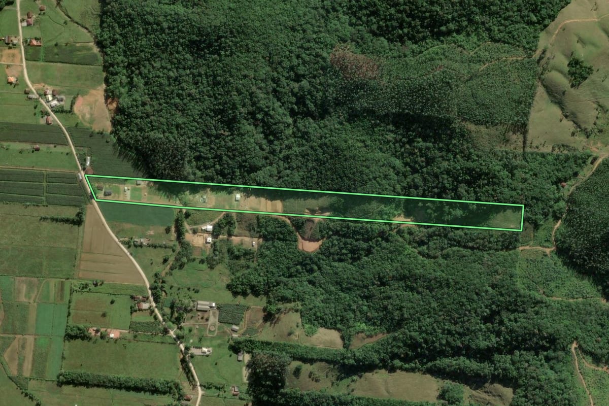 Imagem de satélite do imóvel rural em Biguaçu (SC), com o contorno declarado no CAR desenhado por cima.