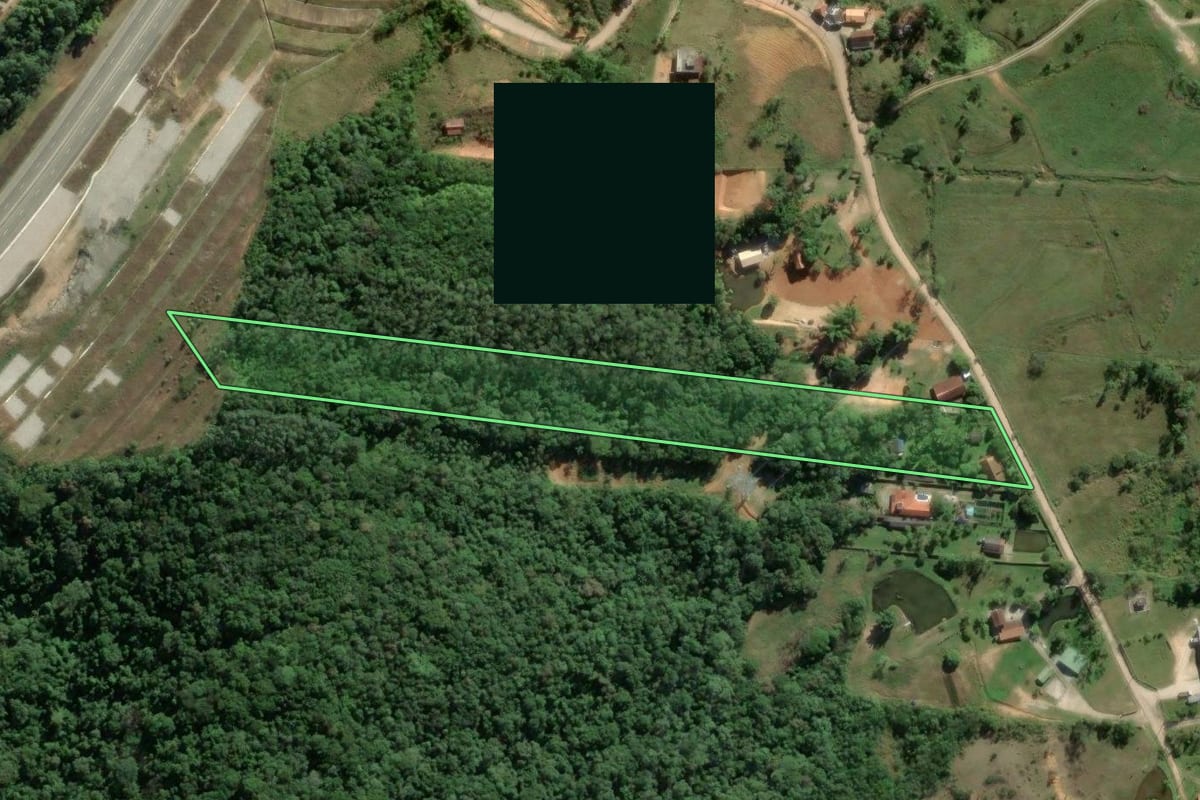 Imagem de satélite do imóvel rural em Biguaçu (SC), com o contorno declarado no CAR desenhado por cima.