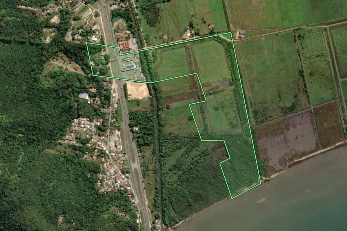 Imagem de satélite do imóvel rural em Biguaçu (SC), com o contorno declarado no CAR desenhado por cima.