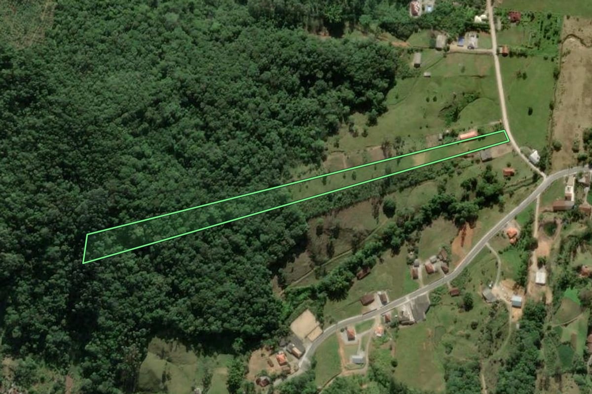 Imagem de satélite do imóvel rural em Biguaçu (SC), com o contorno declarado no CAR desenhado por cima.