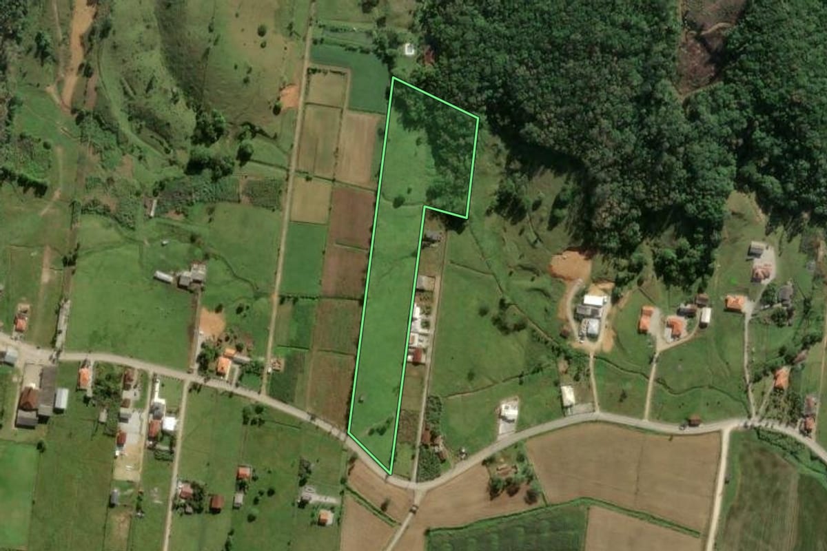 Imagem de satélite do imóvel rural em Biguaçu (SC), com o contorno declarado no CAR desenhado por cima.