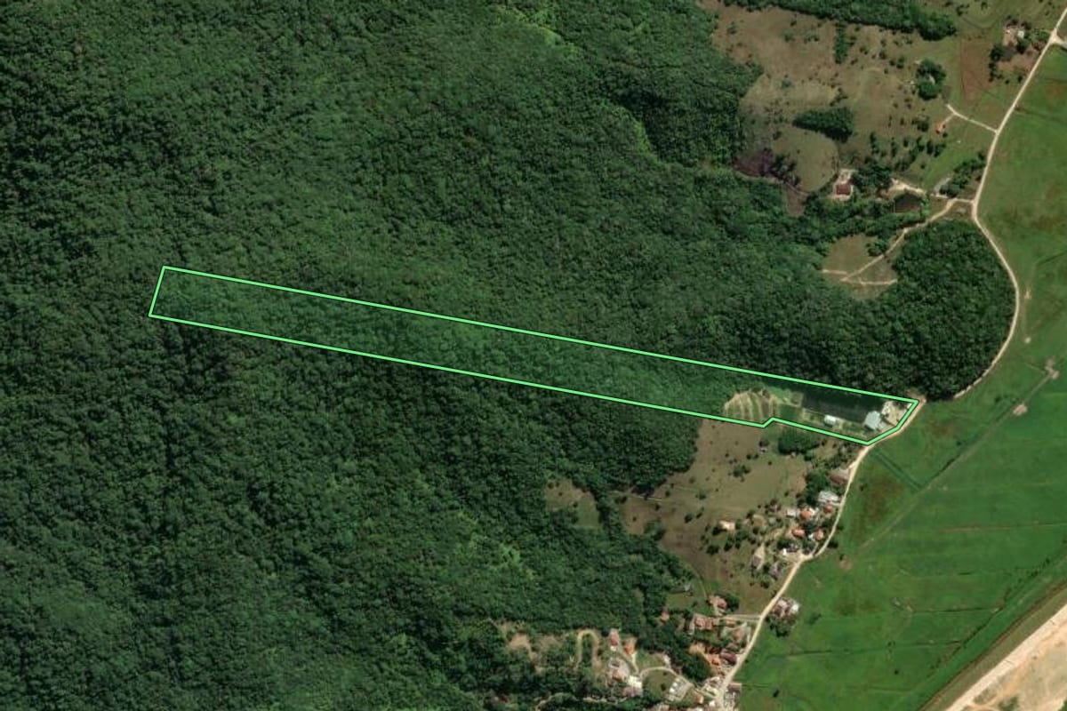Imagem de satélite do imóvel rural em Biguaçu (SC), com o contorno declarado no CAR desenhado por cima.