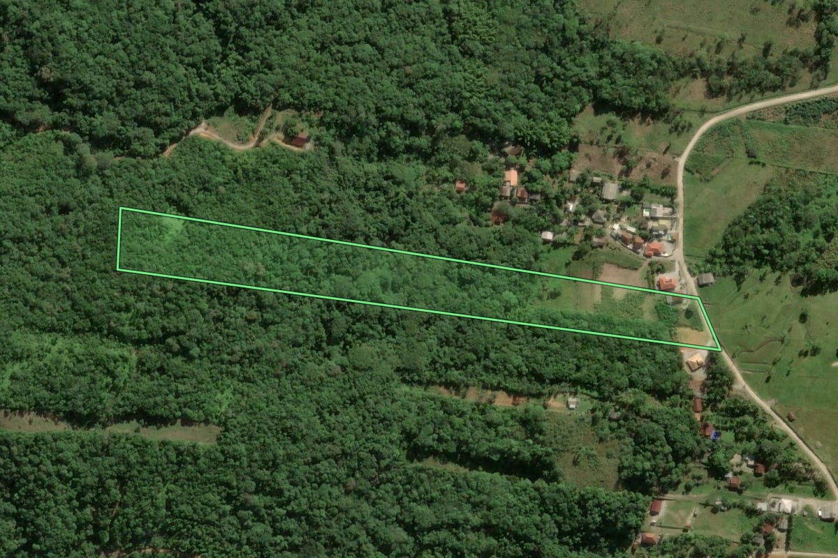 Imagem de satélite do imóvel rural em Biguaçu (SC), com o contorno declarado no CAR desenhado por cima.