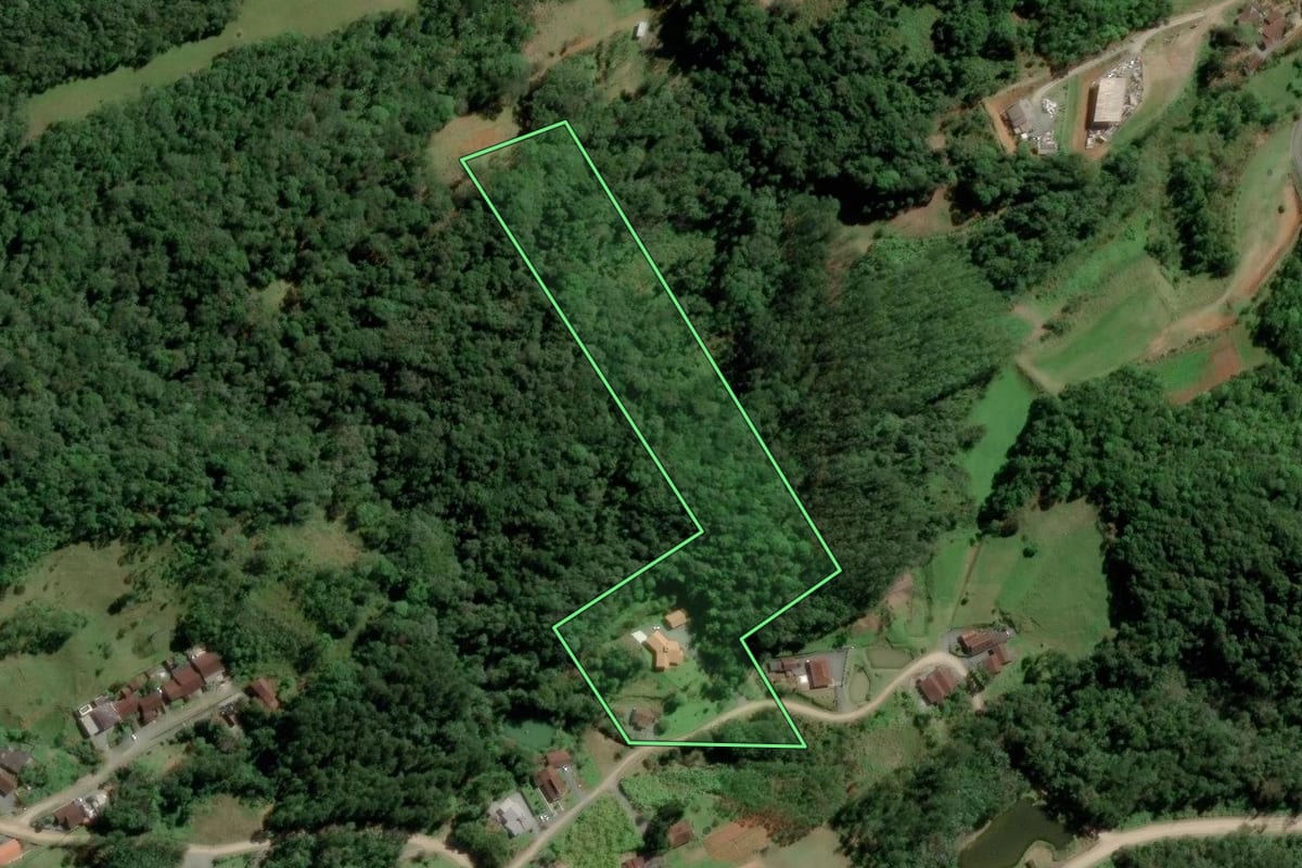 Imagem de satélite do imóvel rural em Blumenau (SC), com o contorno declarado no CAR desenhado por cima.