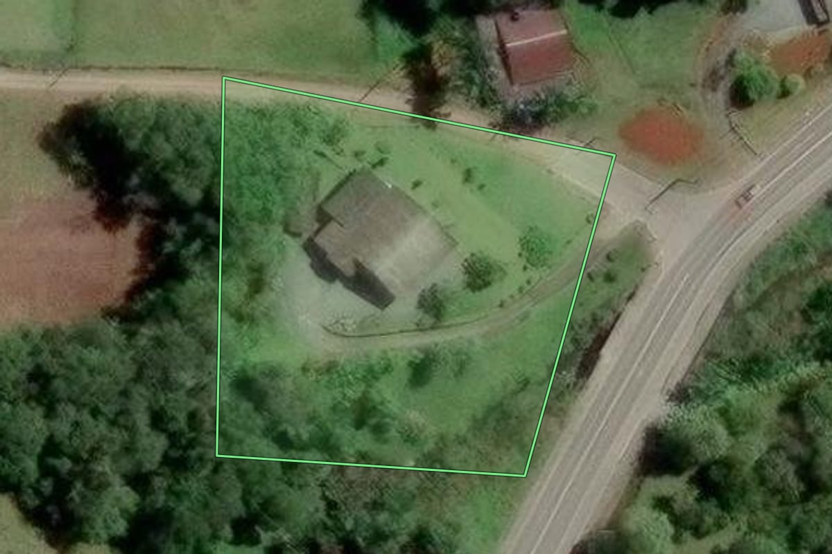 Imagem de satélite do imóvel rural em Blumenau (SC), com o contorno declarado no CAR desenhado por cima.