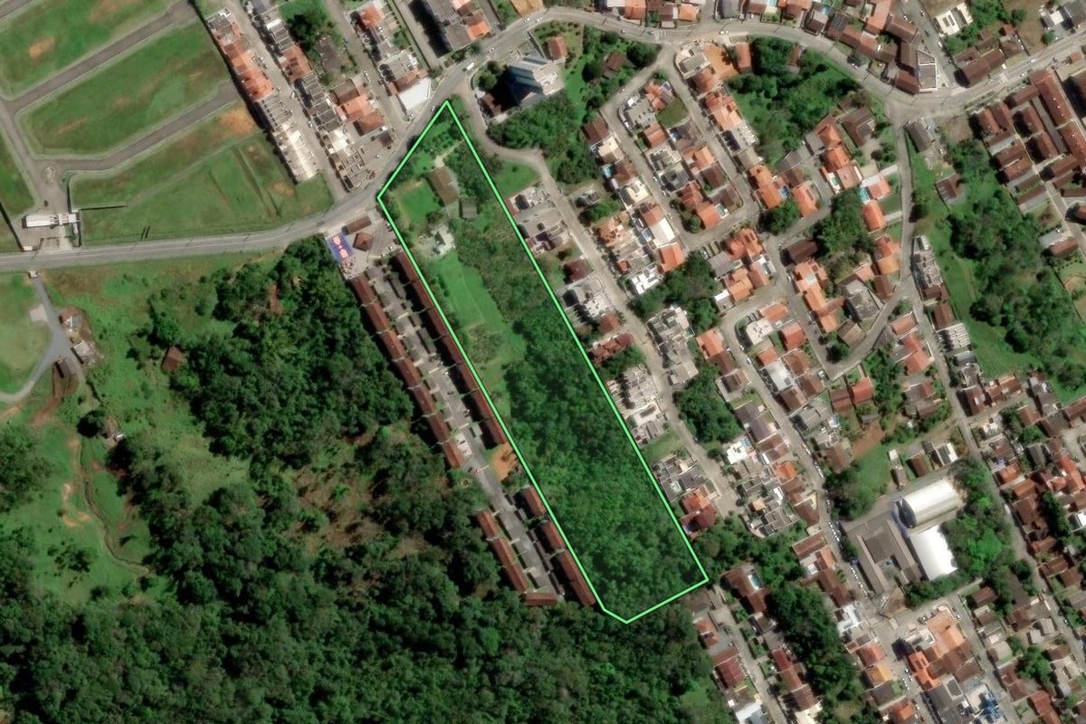 Imagem de satélite do imóvel rural em Blumenau (SC), com o contorno declarado no CAR desenhado por cima.