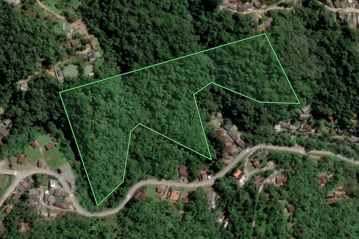 Imagem de satélite do imóvel rural em Blumenau (SC), com o contorno declarado no CAR desenhado por cima.