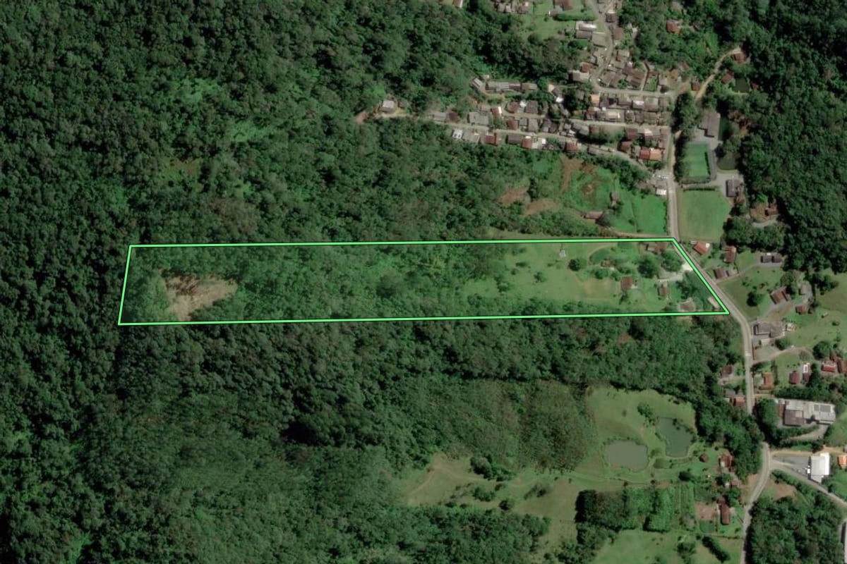 Imagem de satélite do imóvel rural em Blumenau (SC), com o contorno declarado no CAR desenhado por cima.