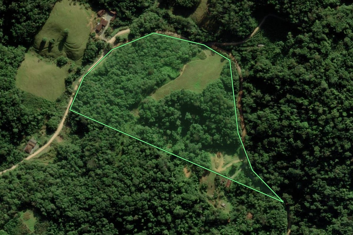 Imagem de satélite do imóvel rural em Blumenau (SC), com o contorno declarado no CAR desenhado por cima.