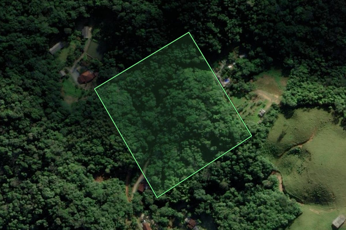 Imagem de satélite do imóvel rural em Blumenau (SC), com o contorno declarado no CAR desenhado por cima.