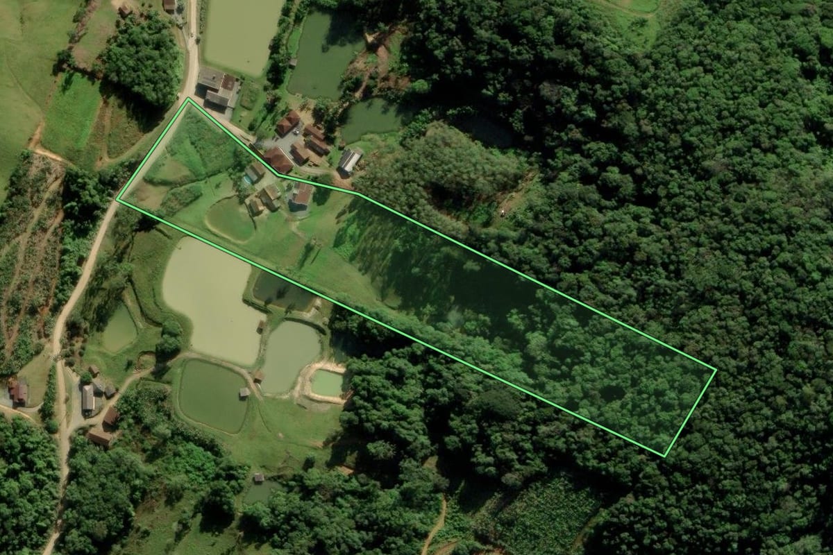 Imagem de satélite do imóvel rural em Blumenau (SC), com o contorno declarado no CAR desenhado por cima.